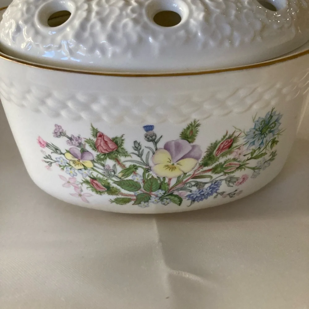 Aynsley Wild Tudor toothbrush holder